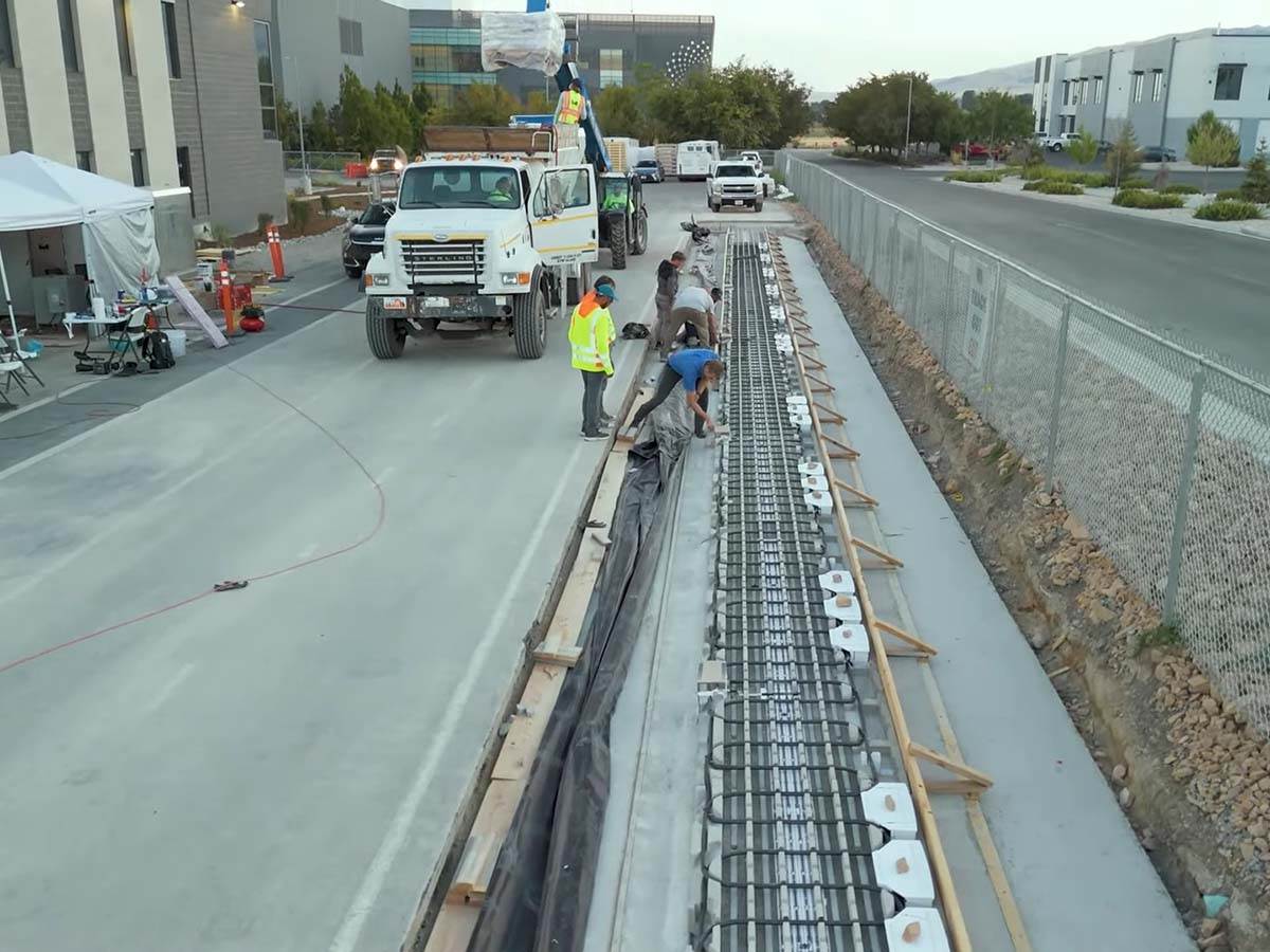  Florida gradi autoput koji puni električne automobile u vožnji 