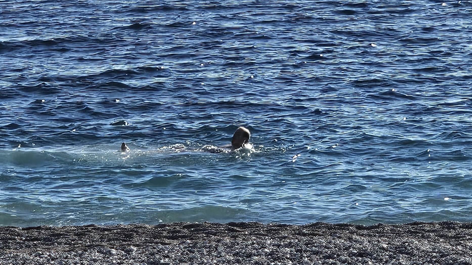  Čovjek se kupa u moru u Budvi 1 januara 