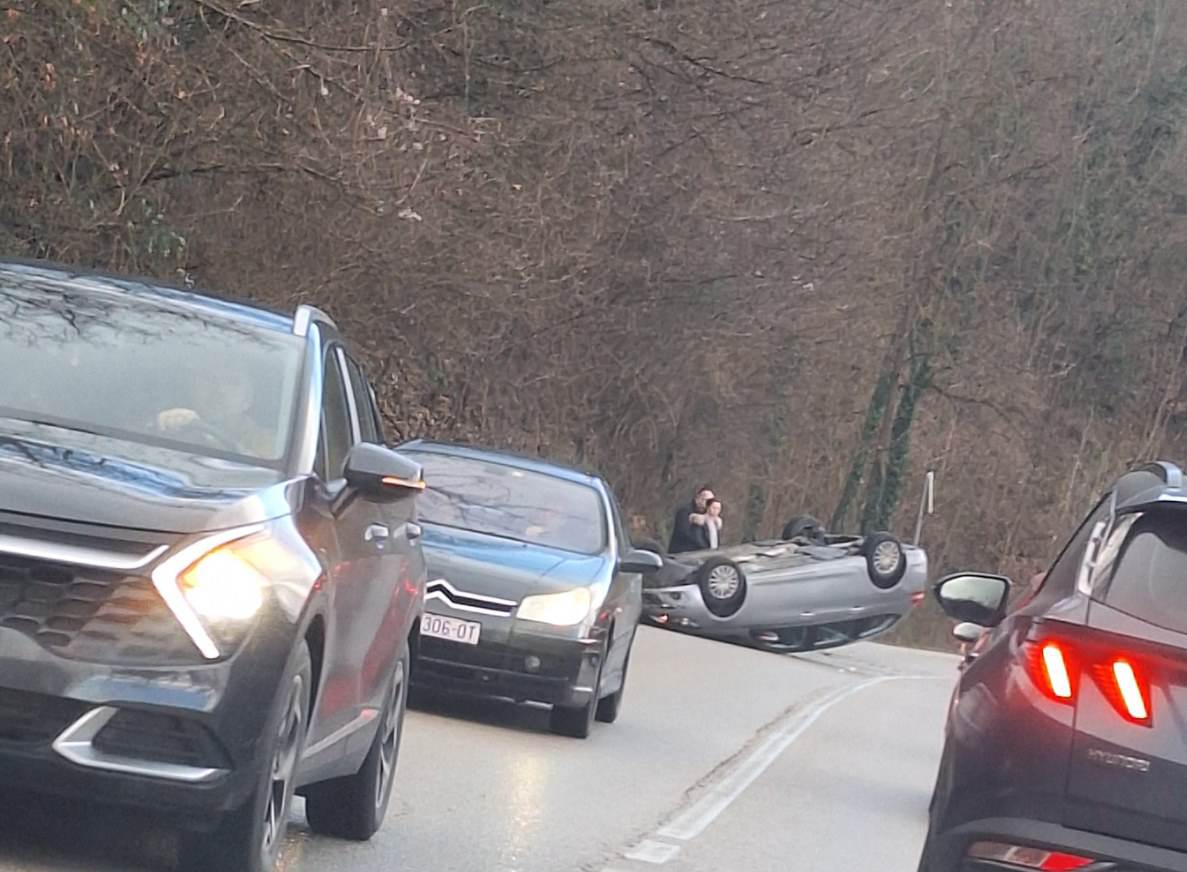  Karanovac: Automobil završio na krovu 