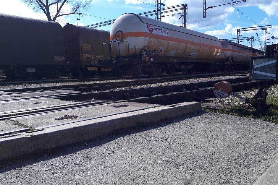  Pet vagona sa fosfornom kiselinom ispalo iz šina kod Niša 