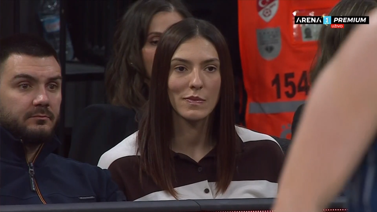  Tijana Bošković gleda utakmicu Efes - Crvena zvezda 