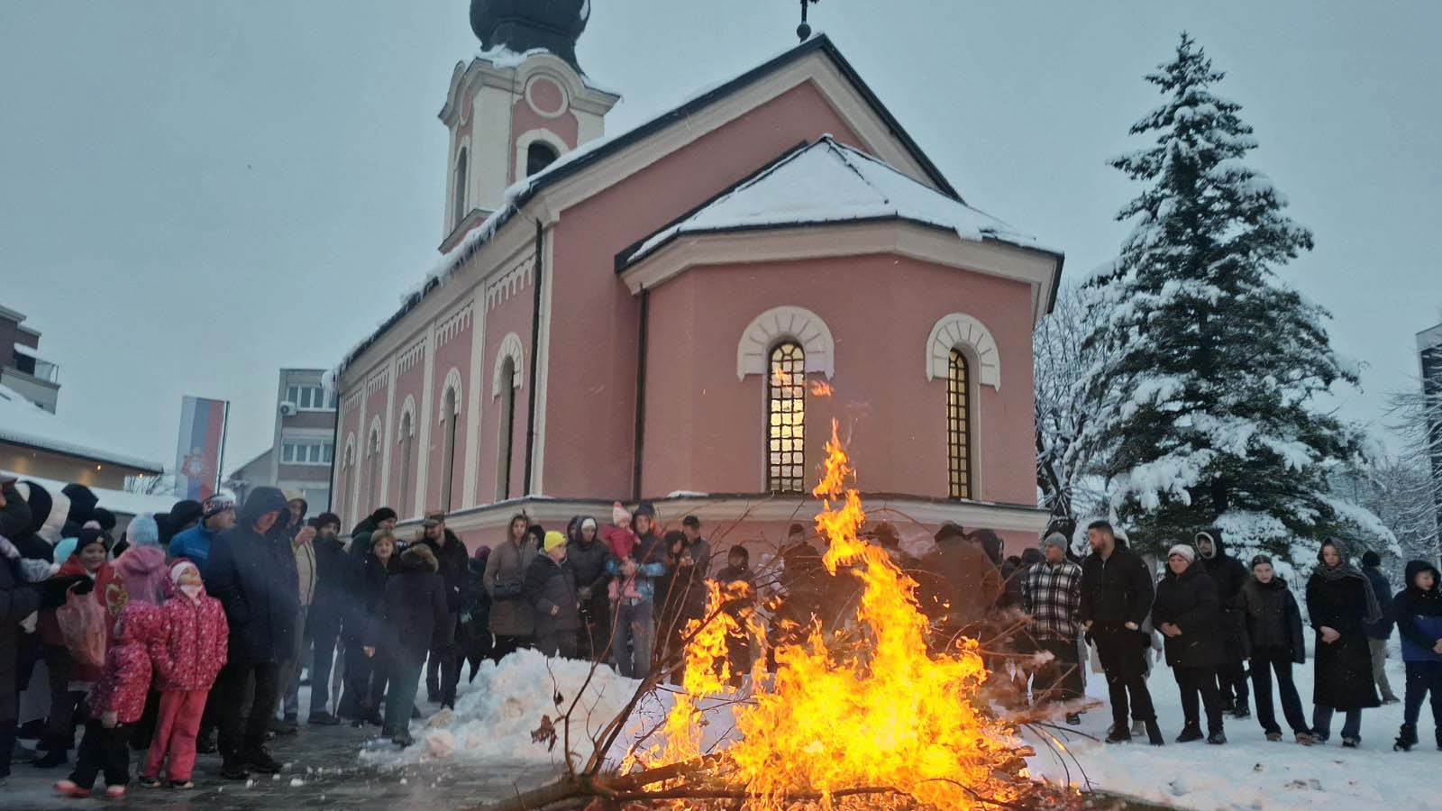  Badnjaci naloženi u hramovima širom Srpske 