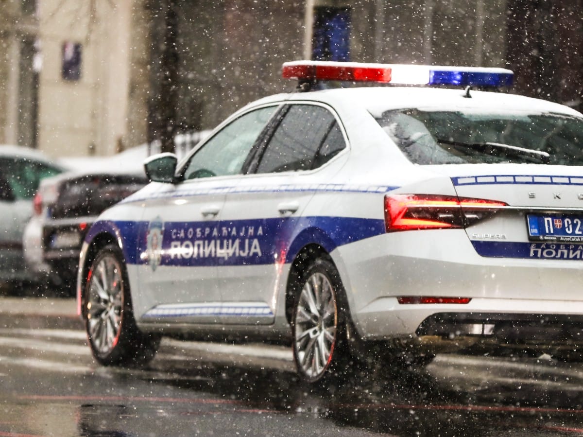  Djevojčice vukli na sankama zakačenim za auto 