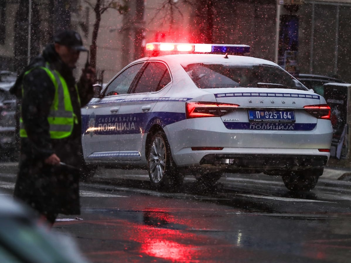  Mladić vukao tinejdžerke na sankama, drugi vozač ih pregazio 