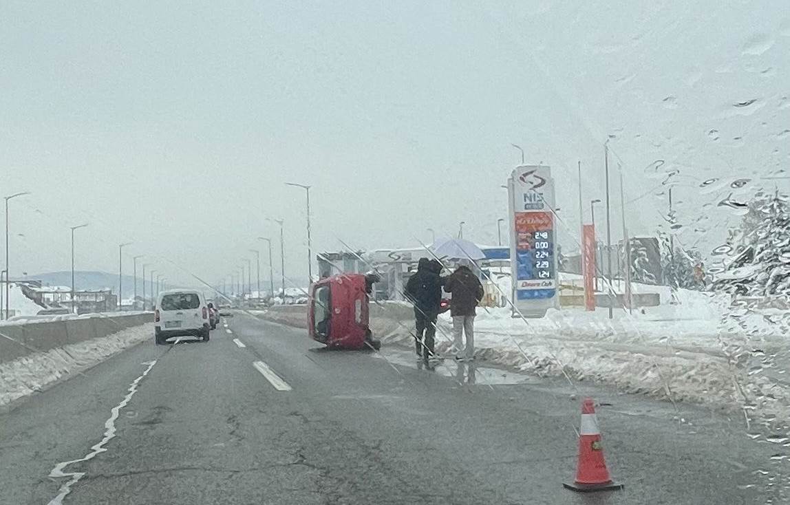  Nezgoda na brzoj cesti: Automobil završio na boku, policija reguliše saobraćaj 