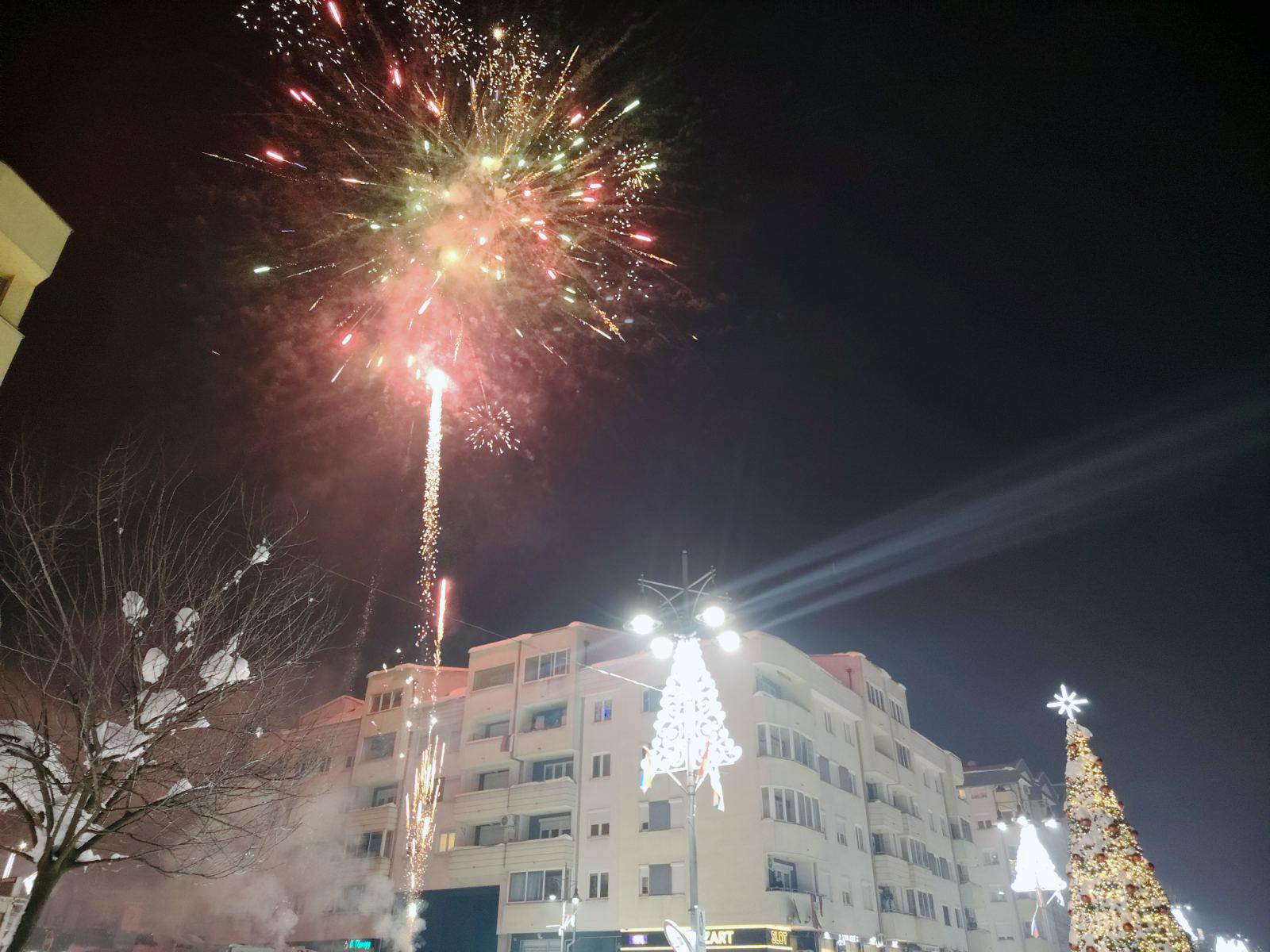  Vatromet, bakljade i defilei obilježili 9. januar 