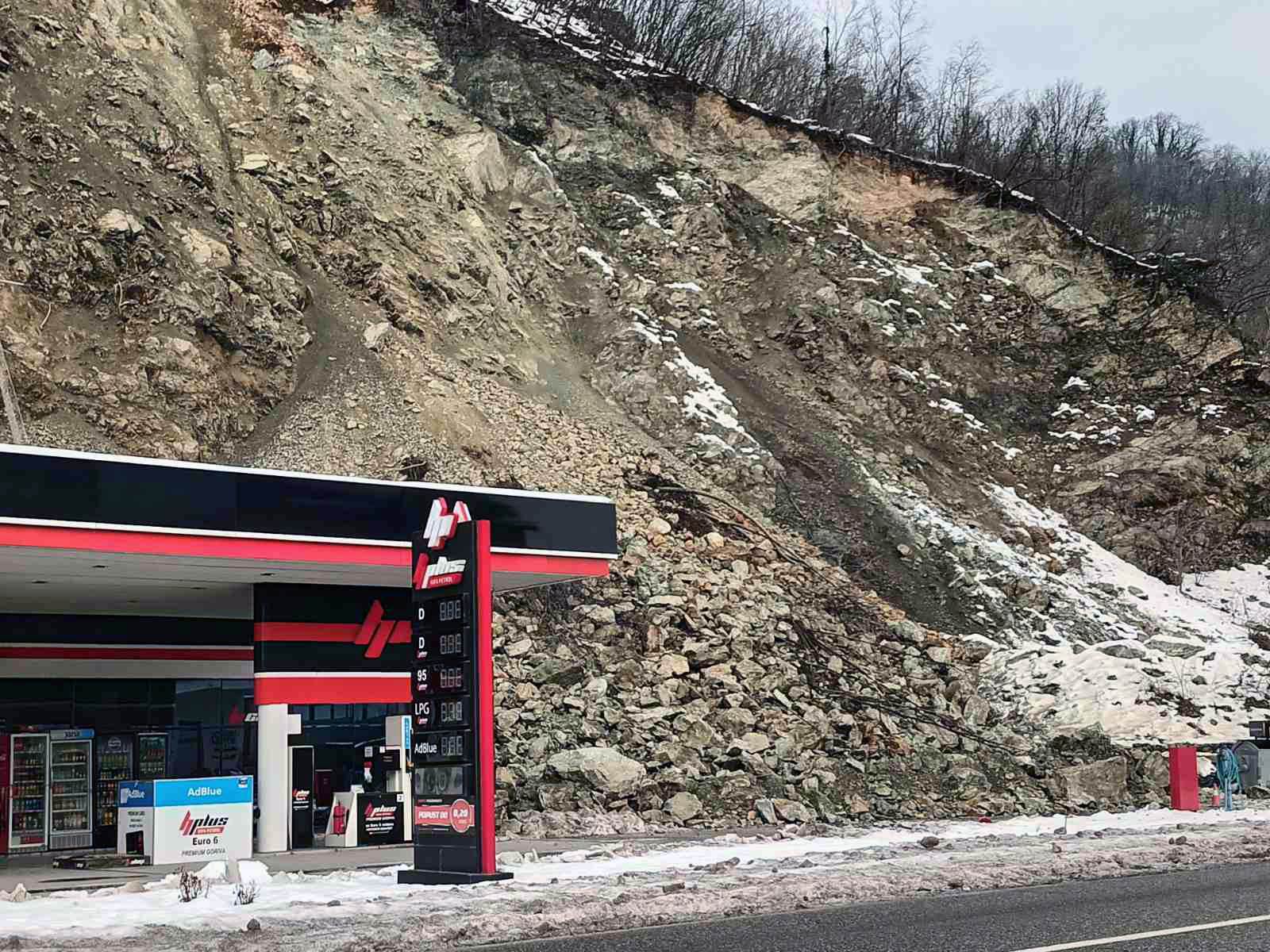  Odron kamenja oštetio benzinsku pumpu kod Zvornika 