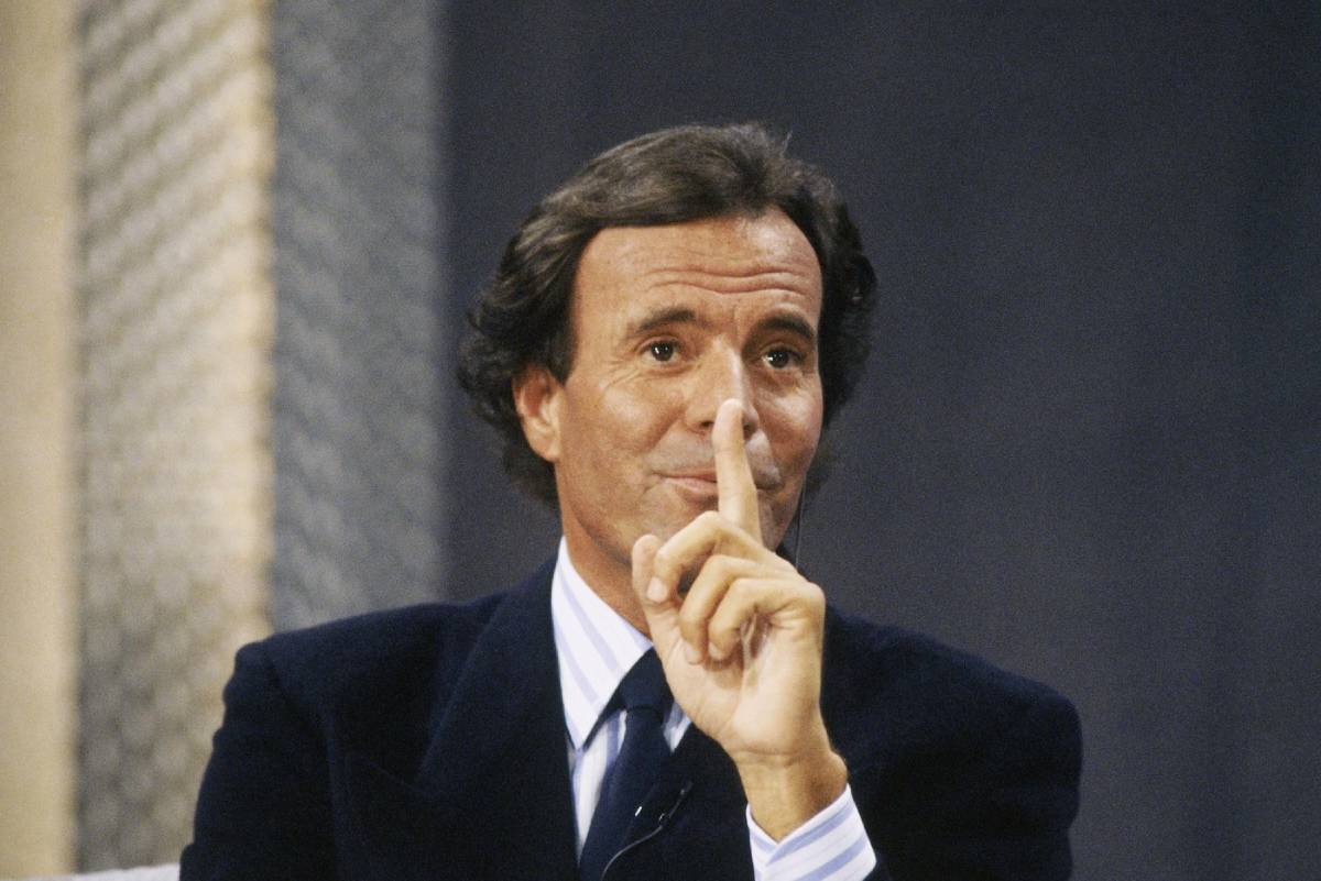  Hulio Iglesijas optužen da je zlostavljao dvije žene 