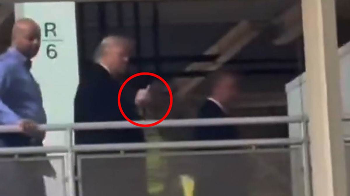  Tramp pokazao srednji prst radniku Forda 