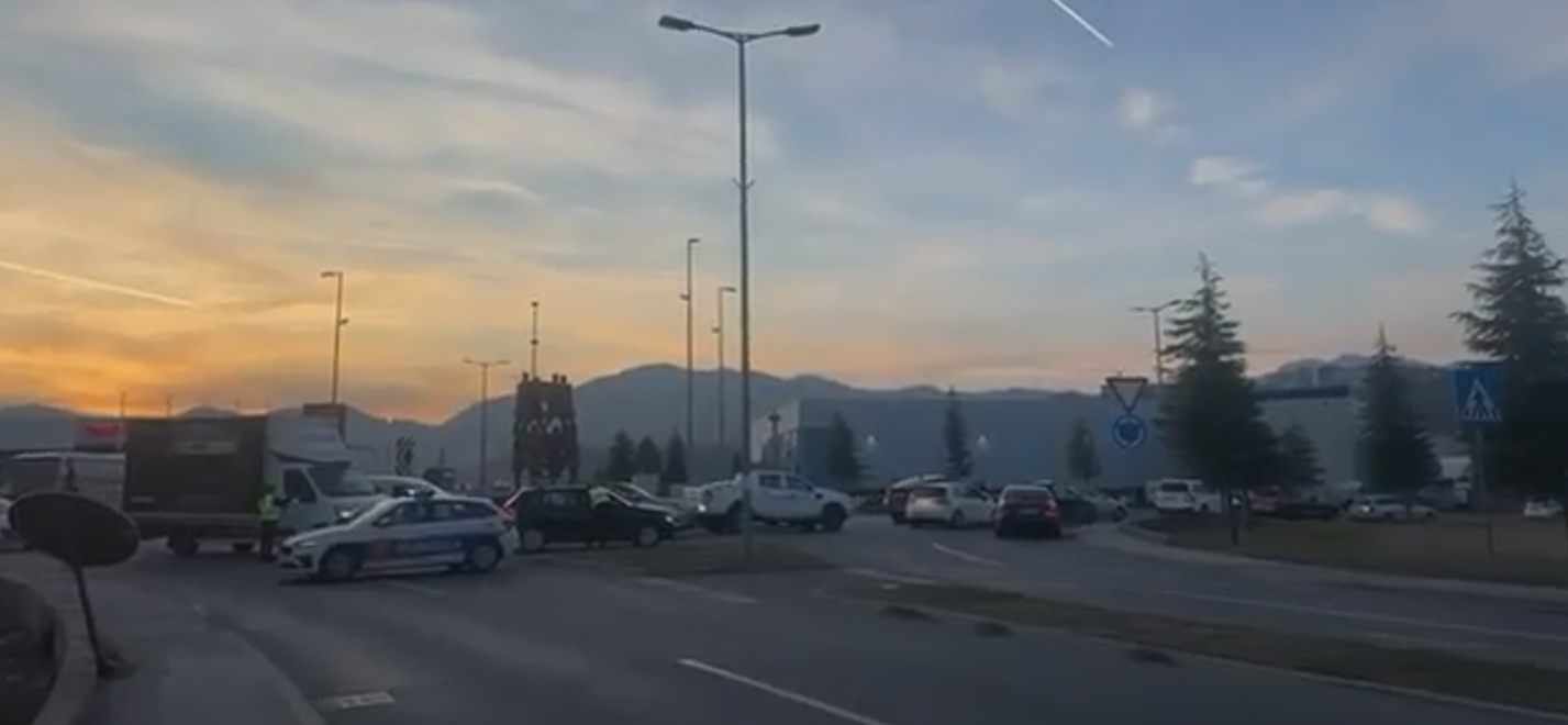  Građani blokirali puteve zbog kolektora u Botunu 