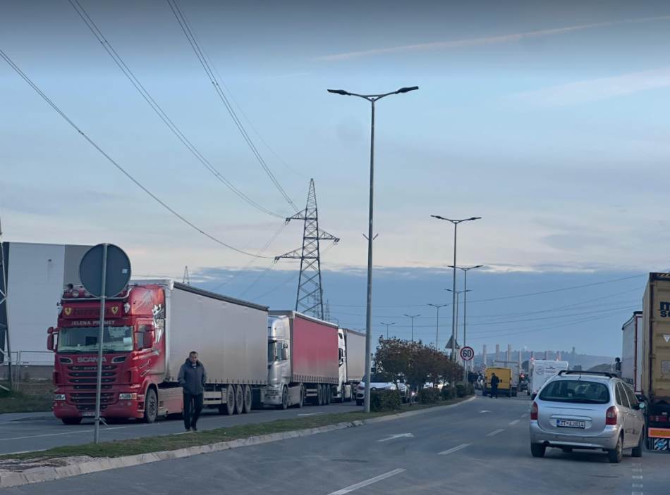  Mještani Zete i Botuna zaustavili saobraćaj ka Cetinju i Baru 