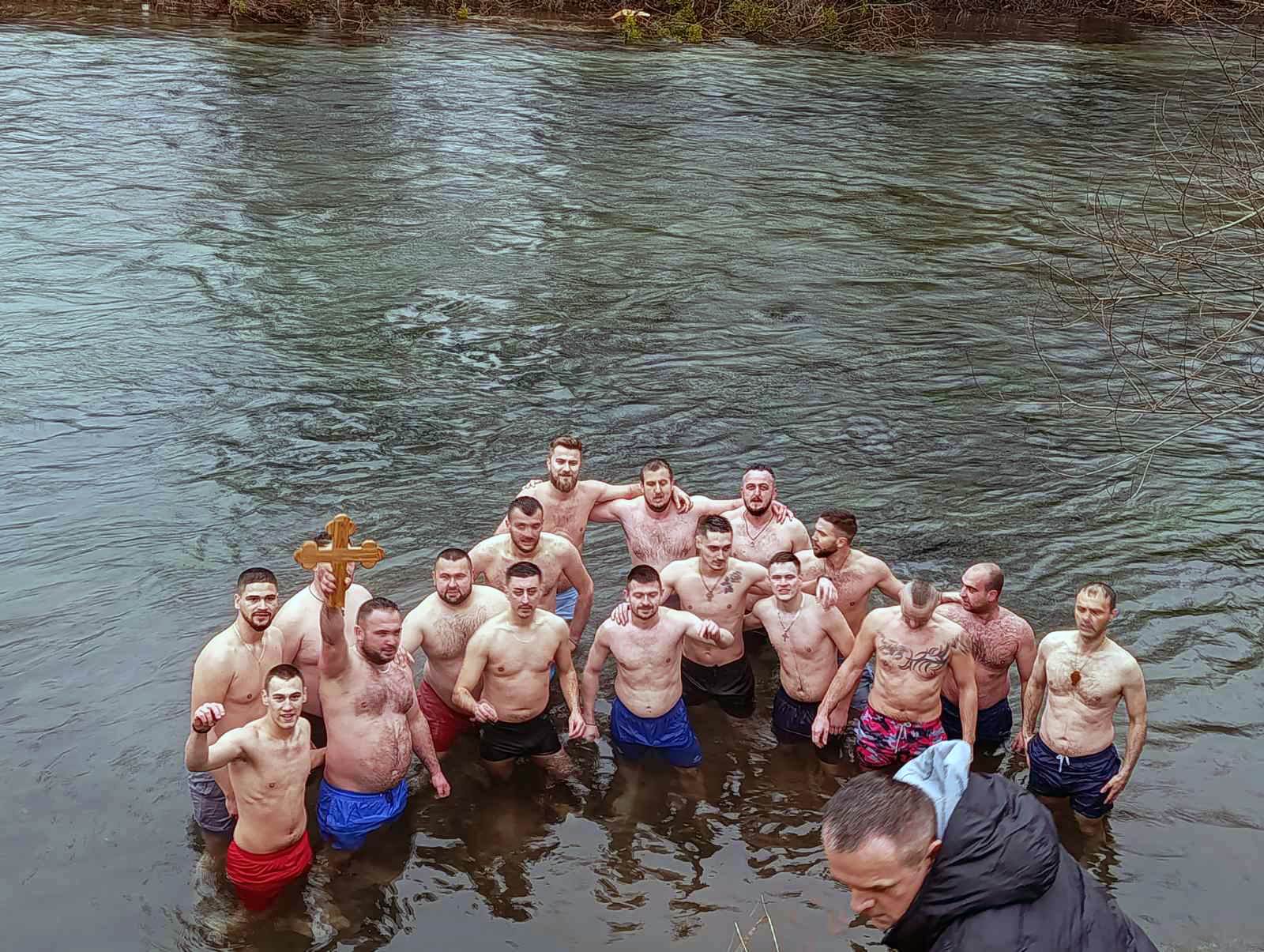  Ribnik tradicionalno obilježio Krstovdan: Aleksandar Radojičić prvi doplivao do Časnog krsta 