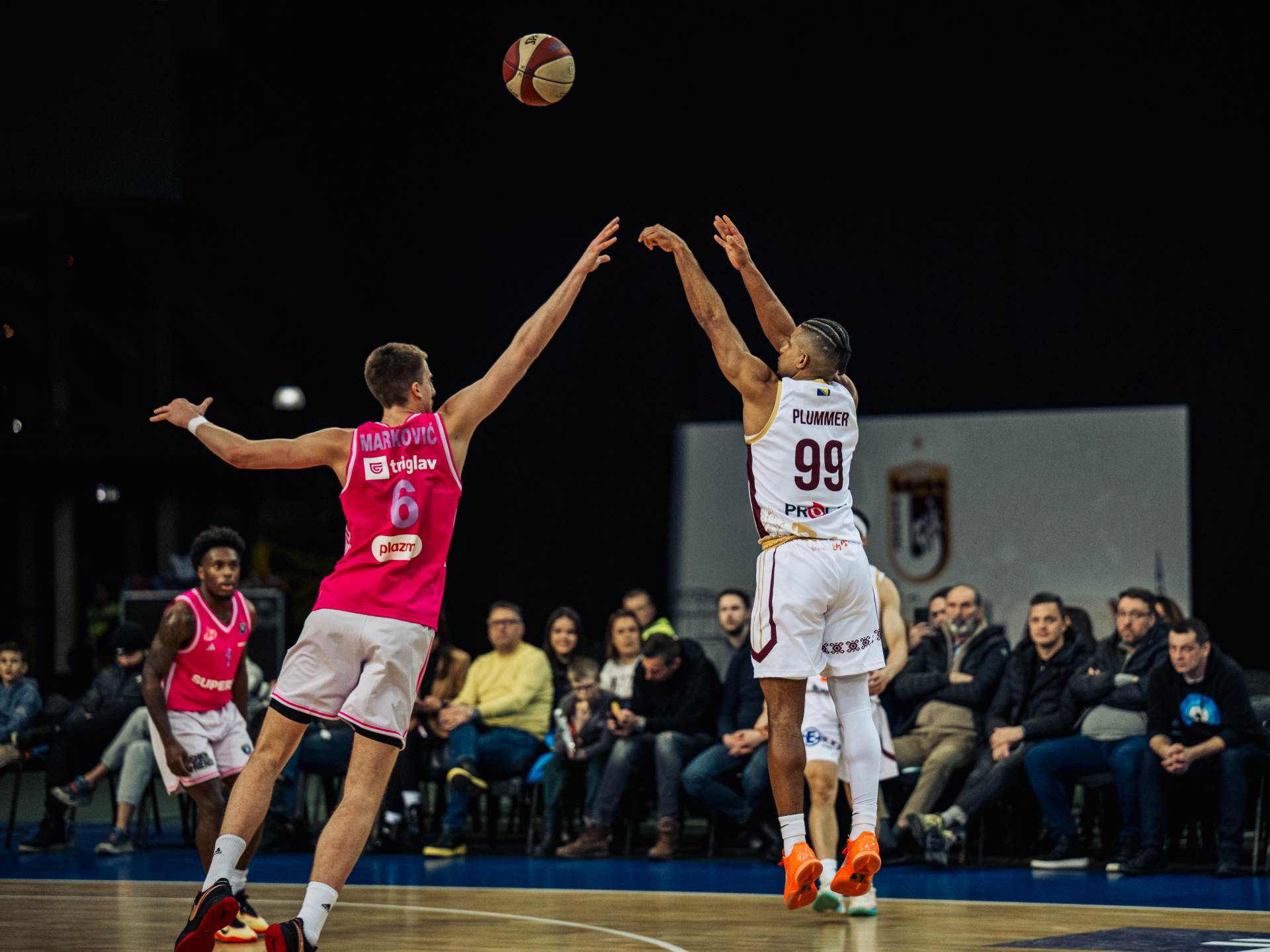  Plamer na utakmici KK Bosna i KK Mega 