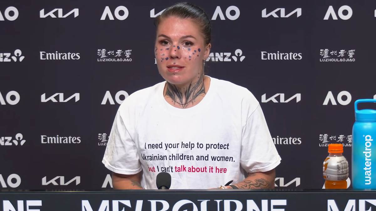  Oleksandra Olinikina na Australijan openu u majici sa porukom o Ukrajini 