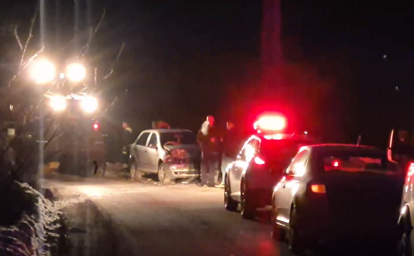  Povrijeđena žena nakon pada stijene na vozilo 