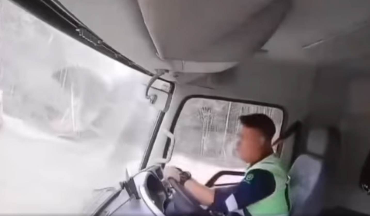  Indonezija: Vozač iskače iz kabine dok klizište guta sve pred sobom 