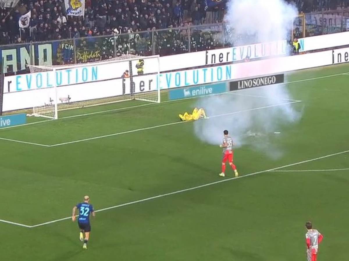  Navijači Intera bakljom pogodili golmana Kremonezea Emila Audera 