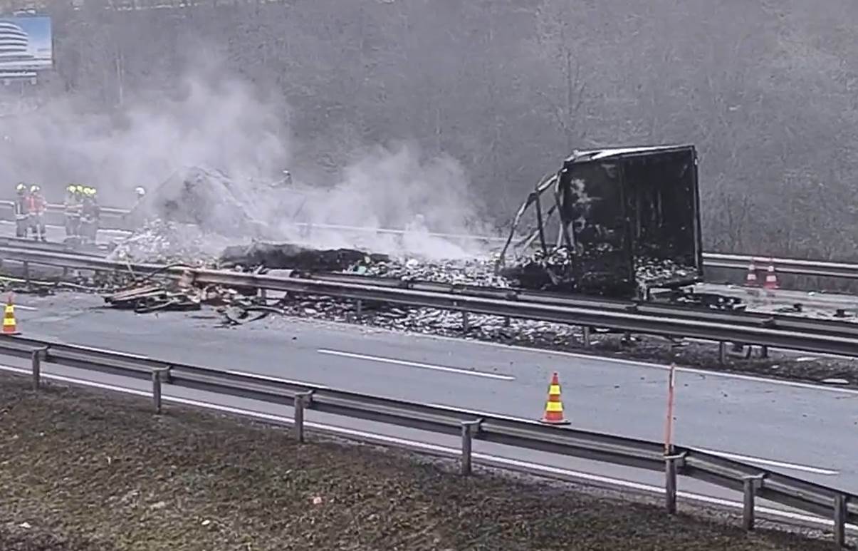  Drama u Sloveniji: Gori kamion na auto-putu, dva vozača hitno hospitalizovana 