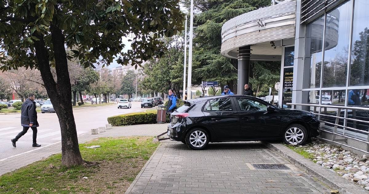  Automobilom udarila u zgradu Pošte 