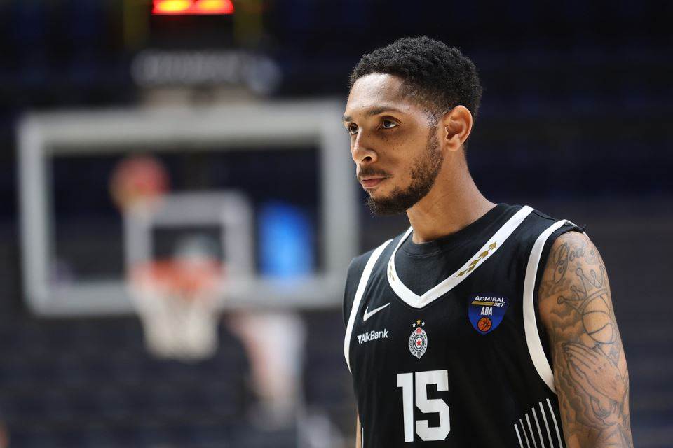  Kameron Pejn o navijačima Partizana i sudijama 