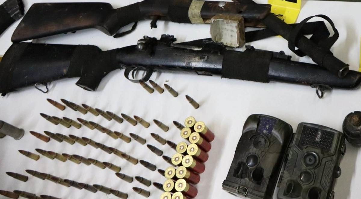  Arsenal oružja i droga u Lukavcu: Uhapšena jedna osoba, policija pronašla bacač, bombe i eksploziv (FOTO) 