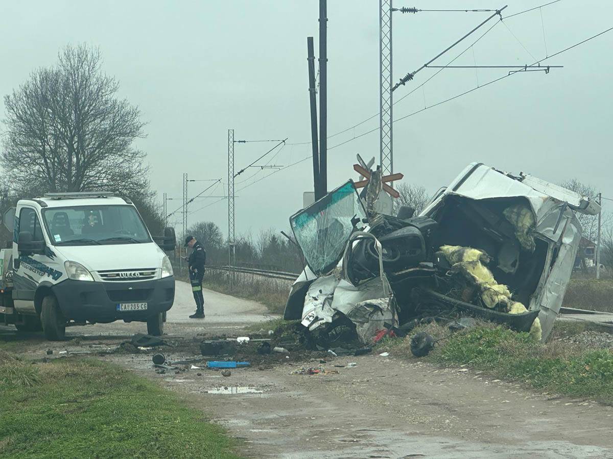  Voz naletio na kombi kod Čačka, poginuo muškarac (40) 