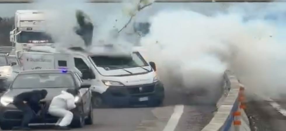  Italija: Razbojnici digli u vazduh dva vozila za novac i blokirali brzu cestu 