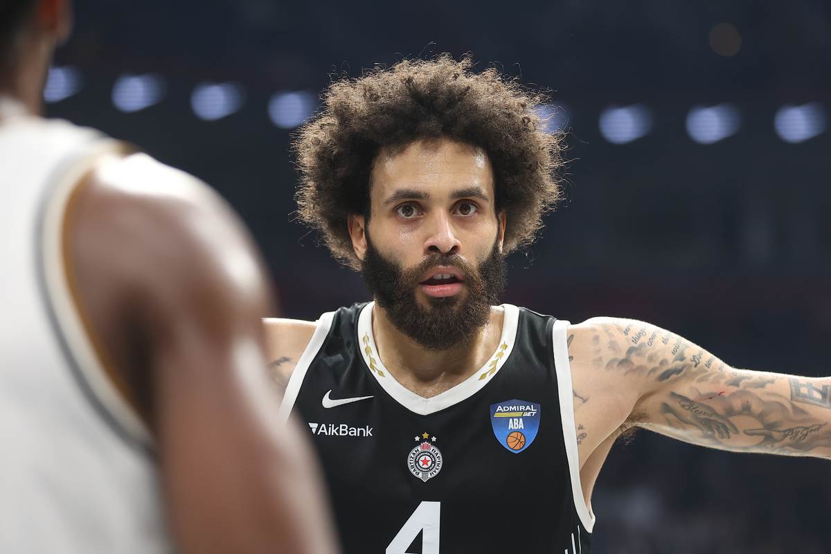  Dvejn Vašington kupio crvene patike 