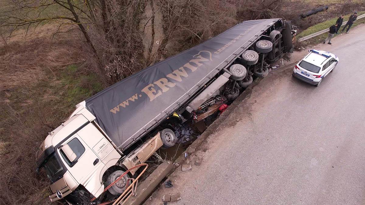  Saobraćajna nezgoda kod Čačka: Šleper sletio sa puta 