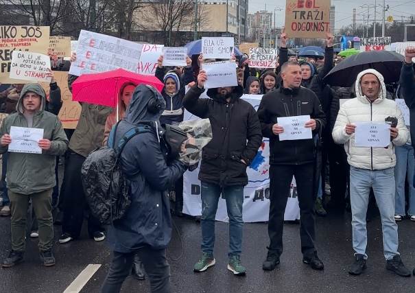  "Adnane, nisi sam": Demonstranti pred Kantonalnim sudom u Sarajevu pružaju podršku vozaču tramvaja 