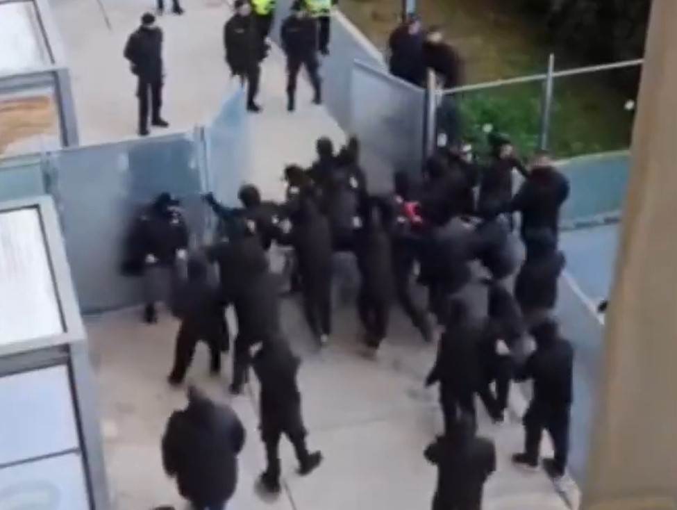  Navijači Barija provalili u VIP zonu i tražili predsjednika 