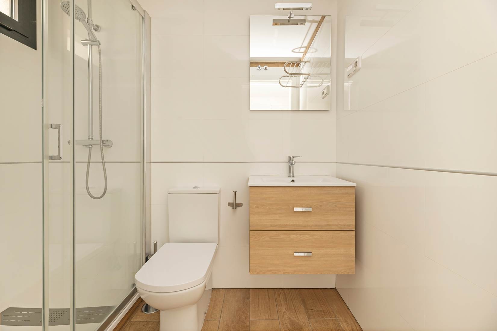  6 ideja kako malo kupatilo učiniti vizuelno većim i funkcionalnijim 