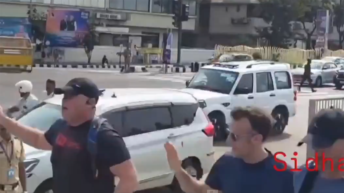  Makron ponovo sa naočarima u Indiji 