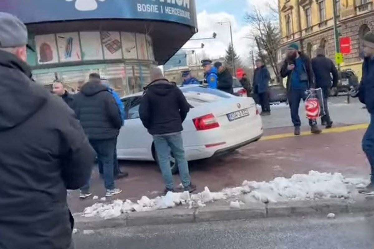  Drama na protestima u Sarajevu: Vozač automobilom krenuo na demonstrante 