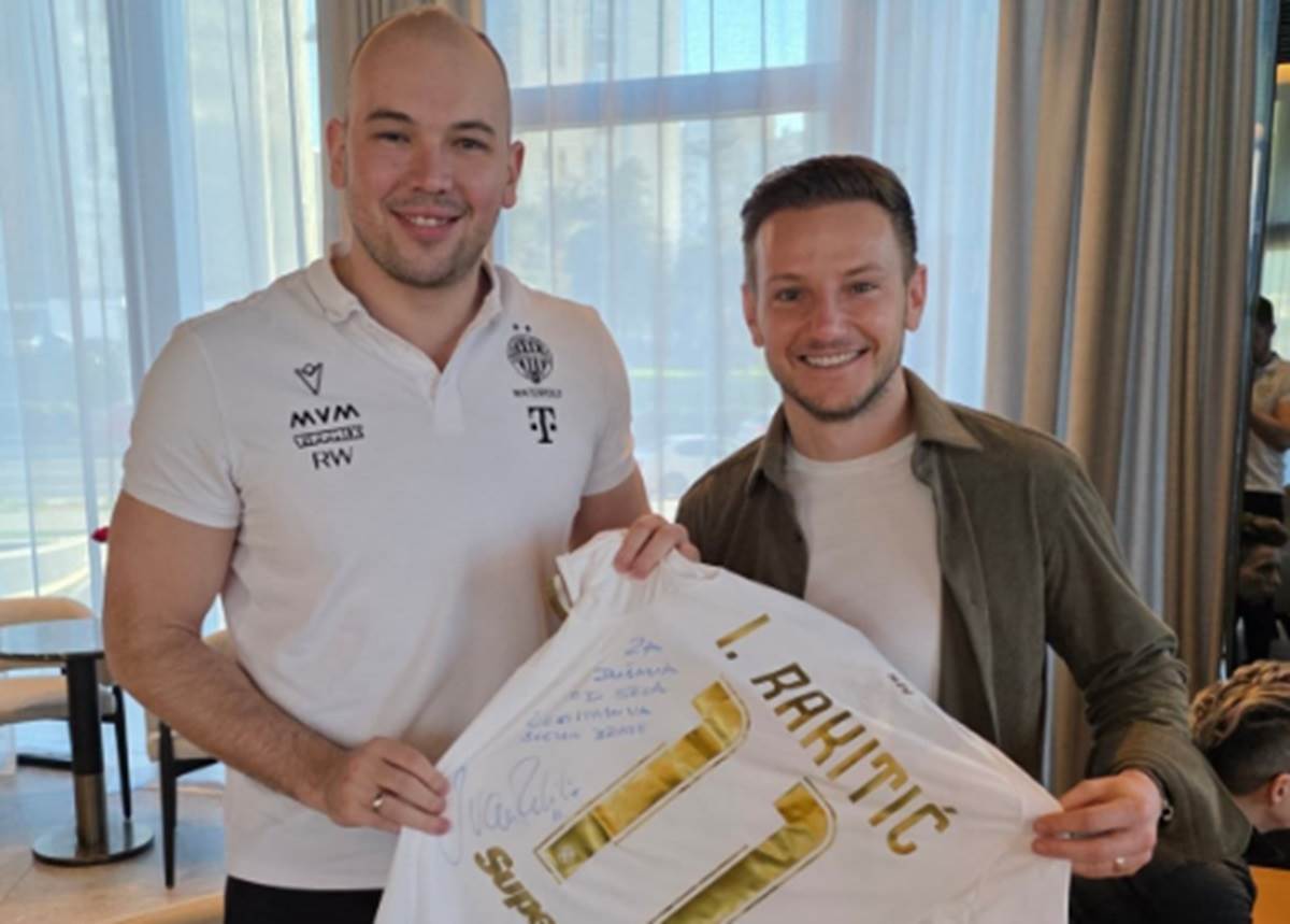  Ivan Rakitić poklonio dres Dušanu Mandiću 