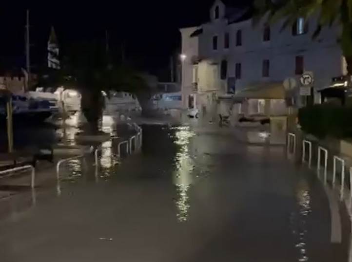  Jako nevrijeme pogodilo Dalmaciju: More se izliva u Kaštelima, Splitu i Trogiru, građani postavljaju vreće sa pijeskom 