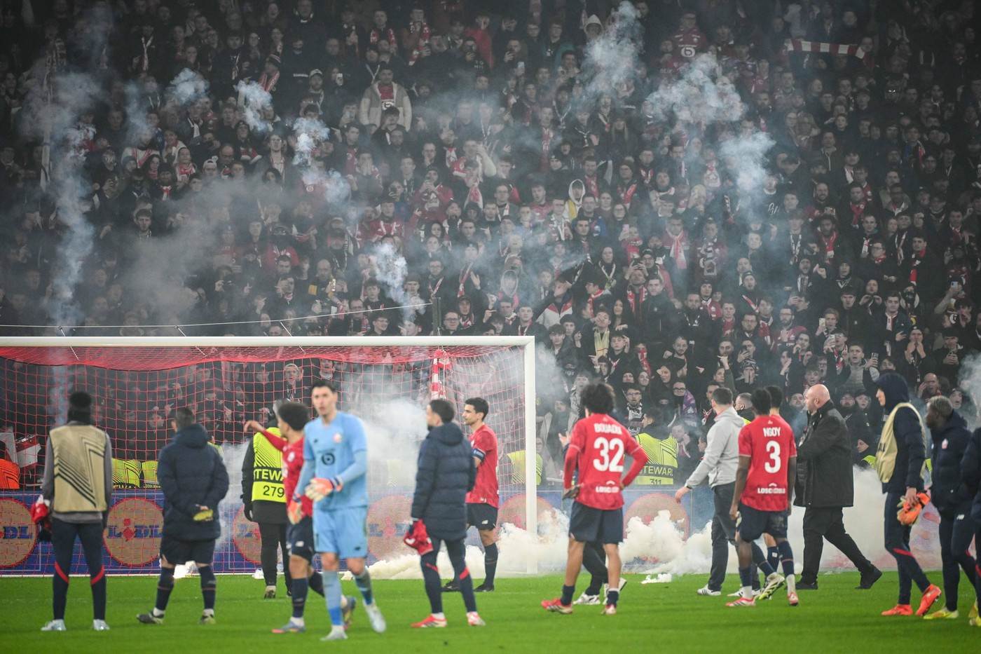  Navijači Lila otjerali igrače sa terena 