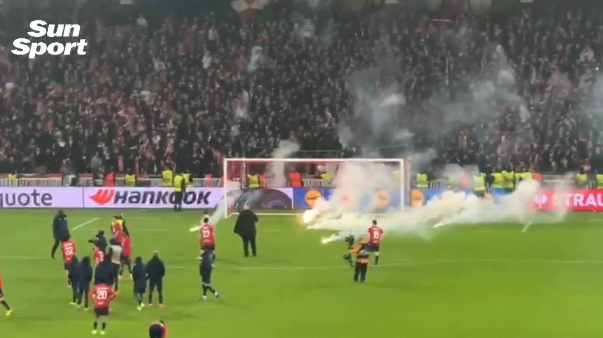  Navijači Lila gađali svoje fudbalere bakljama 