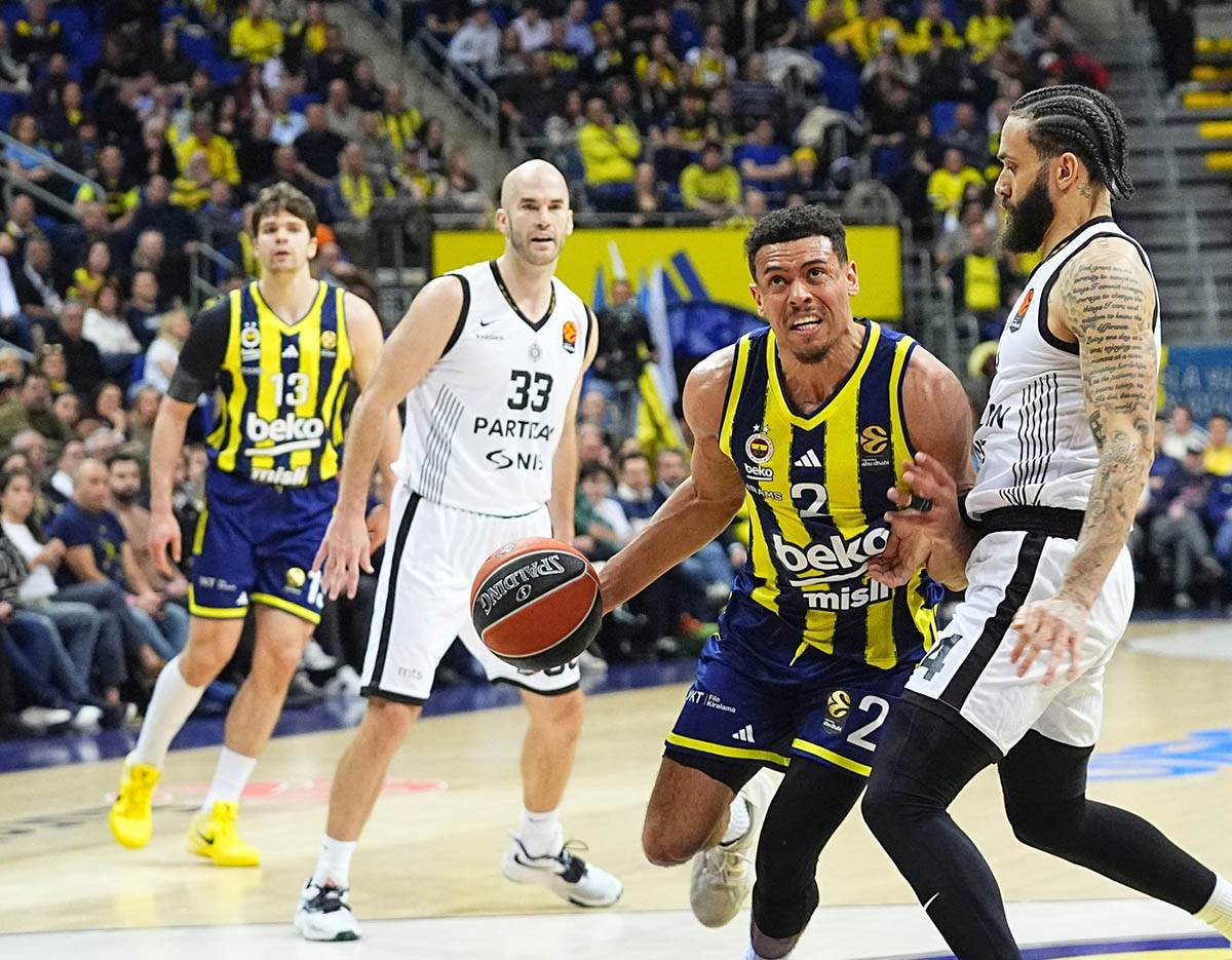  Član uprave Fenerbahčea slavi pobjedu nad partizanom 