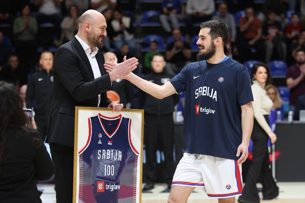  Nikola Kalinić priznanje za 100 utakmica 