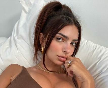  emili ratajkovski hod na pisti za gucci u milanu 