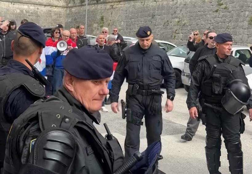  Splitski desničari krenuli ka kući dežulovićevih roditelja 