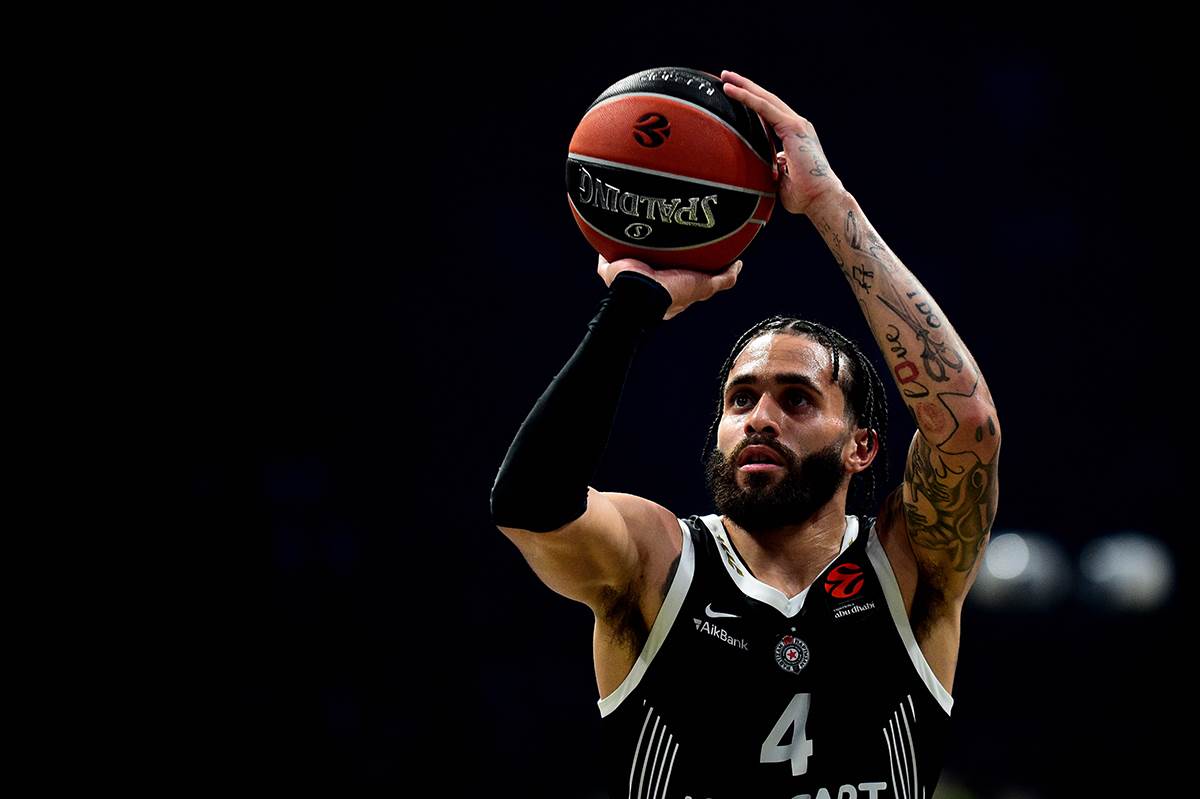  Dvejn Vašington u Dubaiju traži patike dok traje rat 