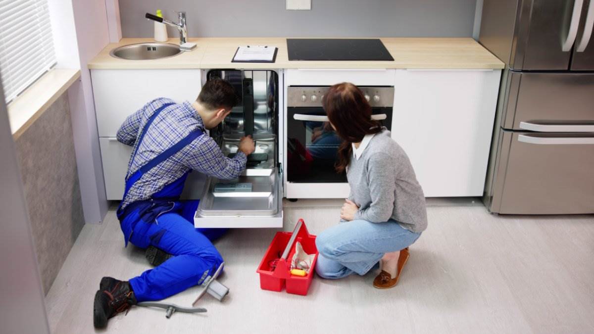  Majstor popravlja mašinu za pranje sudova 