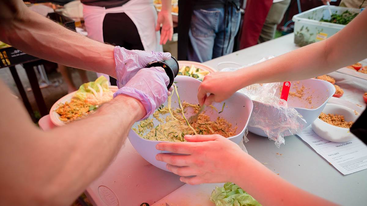  Kako se pravi pasulj s kobasicom kao u jugoslovenskim menzama 