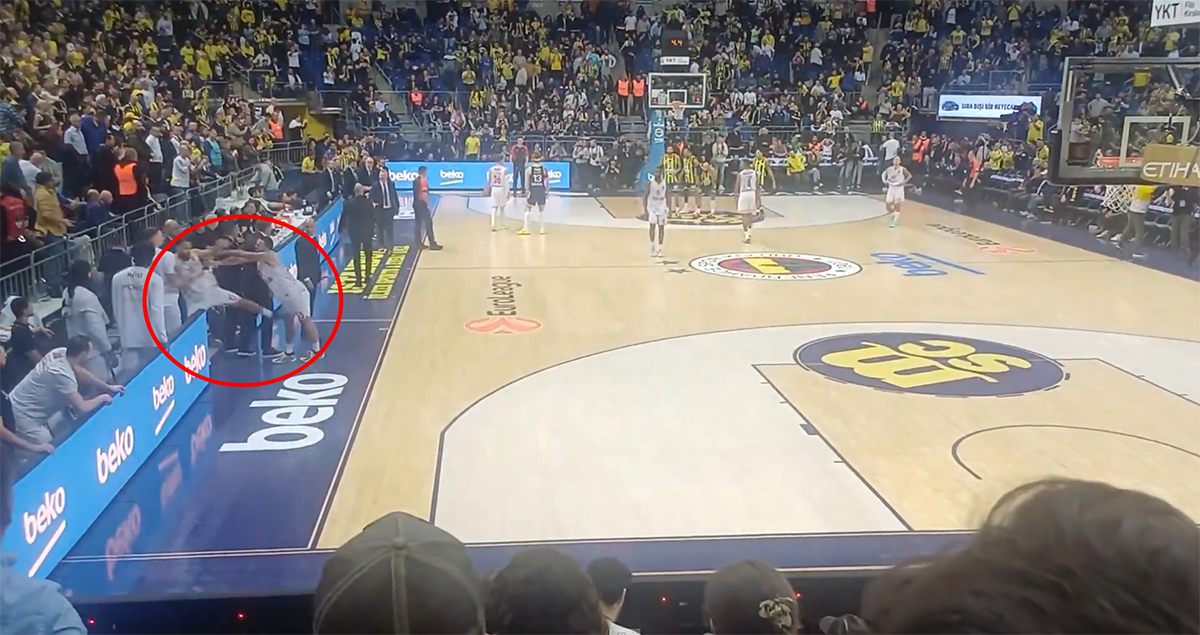  Majk Džejms napao saigrača 