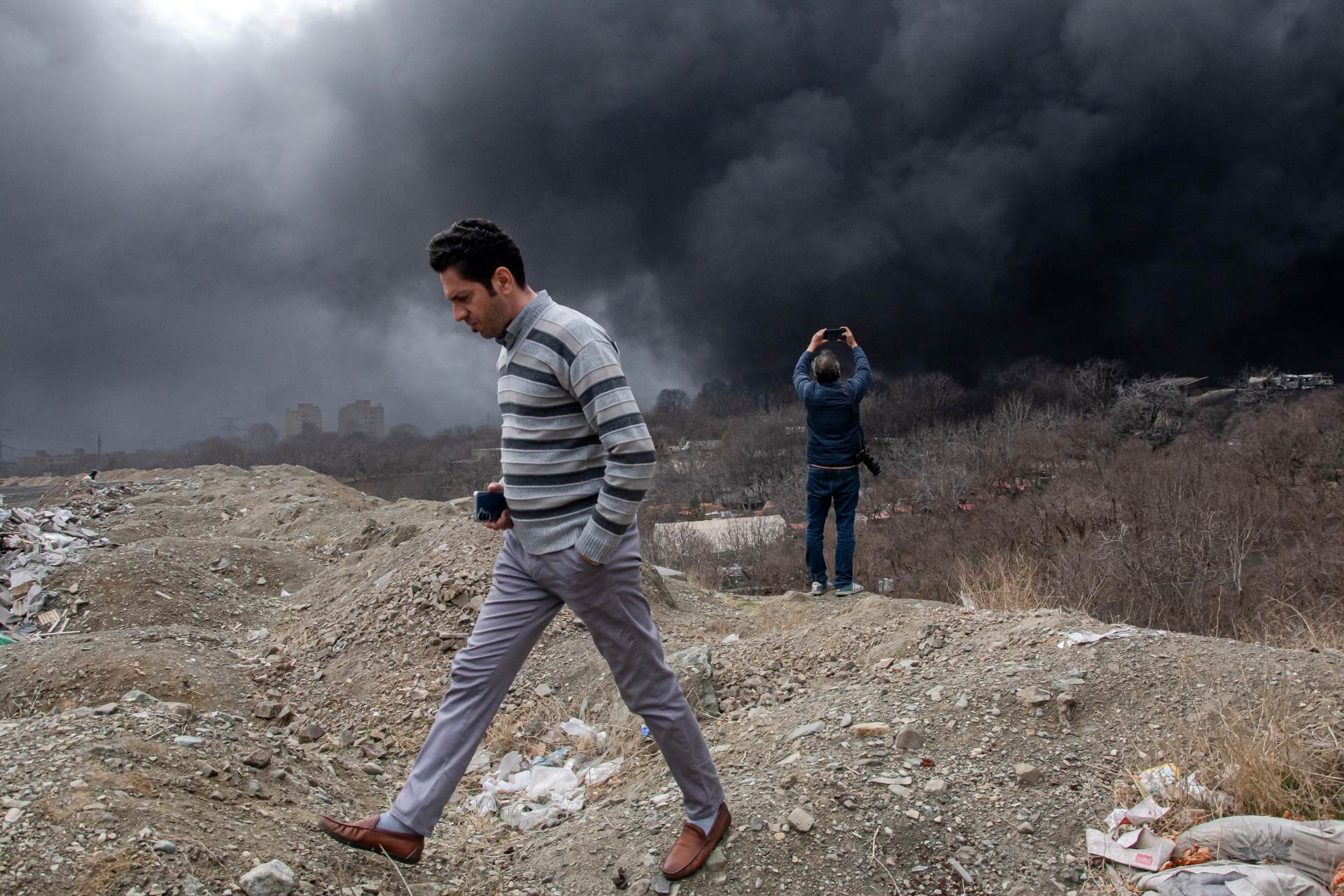  Apokalipsa u Teheranu: Rijeke vatre na ulicama, sve je prekrio crni dim, pada toksična kiša 