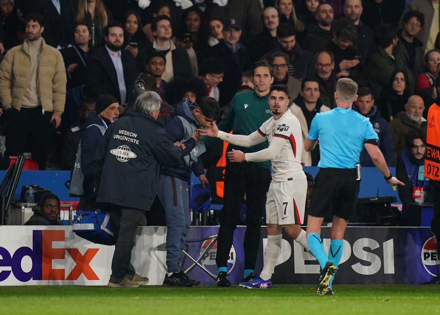  (UEFA) optužila je fudbalera Čelsija Pedra Neta za nesportsko ponašanje 