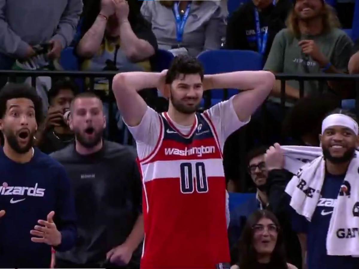  Tristan Vukčević u nevjerici jer je saigrač dao trojku 