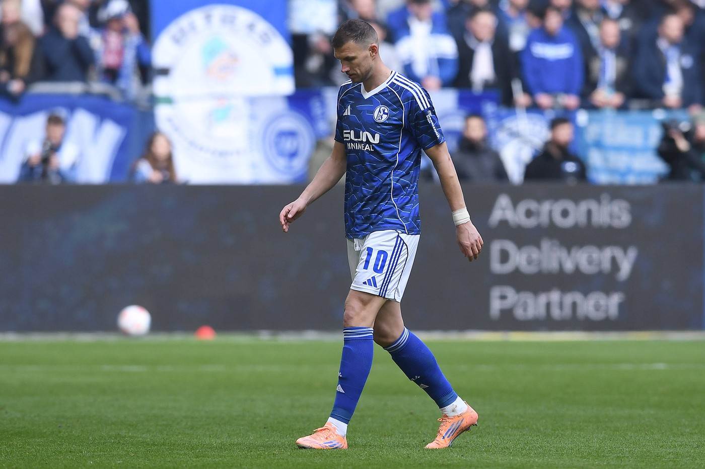  Edin Džeko dao gol za Šalke i dobio crveni karton 